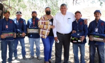 ALCALDE  Entrega uniformes a trabajadores
