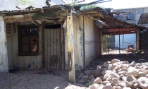 Vecinos piden retiren a personas de calle de vivienda