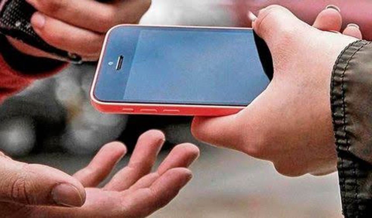 Despojan de teléfono celular a sexagenaria