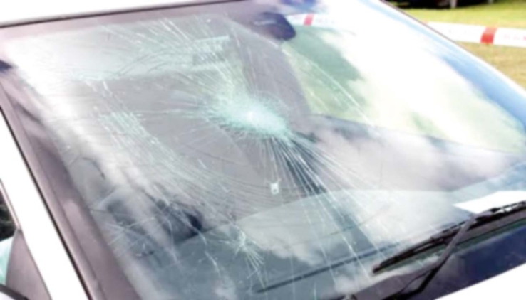 Buscan al individuo que provocó daños con un bat a vehículo estacionado.