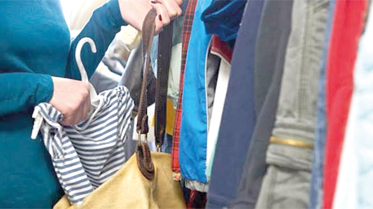 Fémina roba en tienda de ropa y logra escapar
