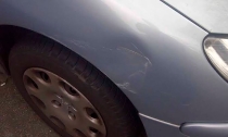 Deja daños materiales choque de autos