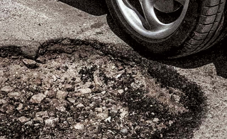 AL NORTE DE GUAYMAS Resulta dañado auto al caer a bache