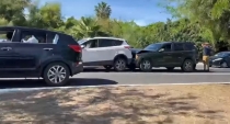 Dos lesionados deja triple choque de vehículos
