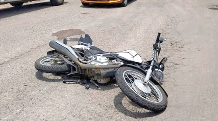 EN EL CAMINO QUE VA AL AEROPUERTO  Se lesiona motociclista en accidente