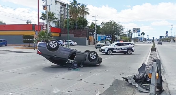 En pleno bulevar Eusebio Kino Choca automóvil y se vuelca