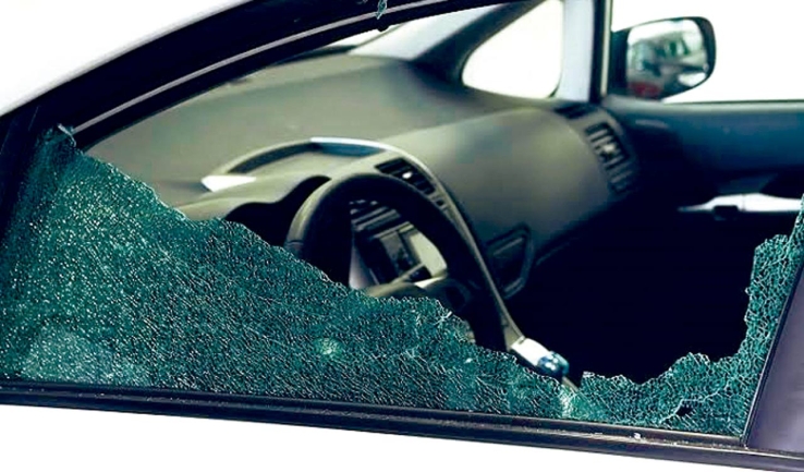 Provocan daños en vehículo estacionado