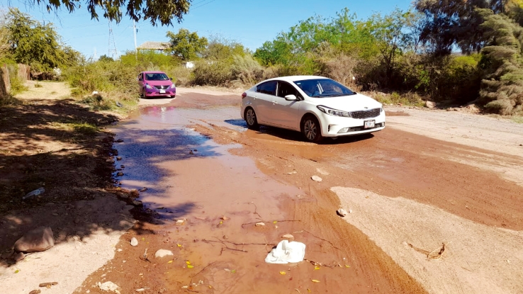 Dañan camino, fugas en Carretera a San José