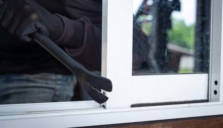 Dañan protección de ventana para robar