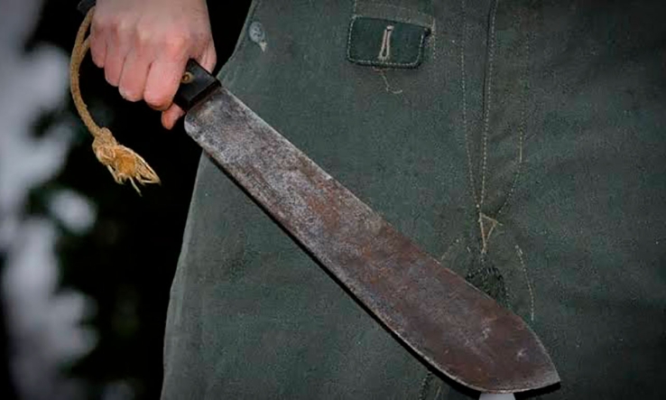 Buscan a individuo que amenazó con machete.