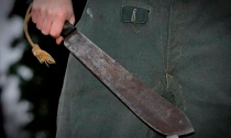 Buscan a individuo que amenazó con machete.