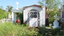 Se realiza limpieza en los camposantos locales.
