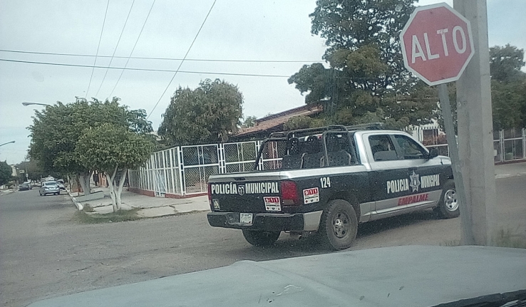 Asusta persona aspecto de calle a mujer de empresa