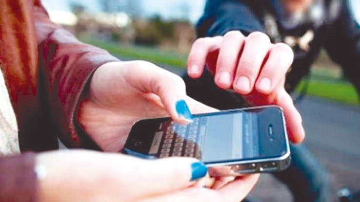 PARA ARREBATARLE SU TELÉFONO CELULAR  Agreden a mujer