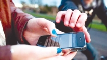 PARA ARREBATARLE SU TELÉFONO CELULAR  Agreden a mujer