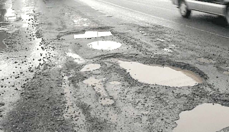 Resulta dañado vehículo al caer en hoyanco