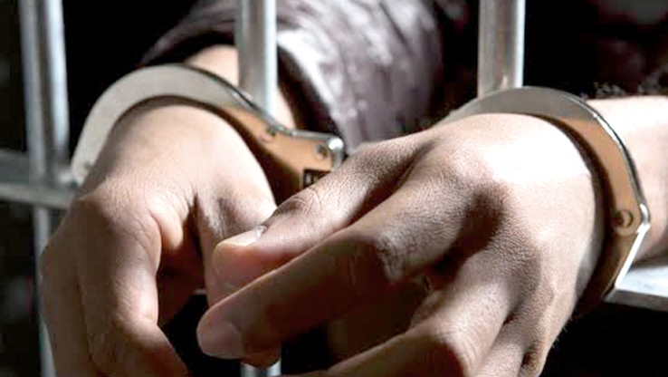 Arrestan a tres individuos por participar en riña