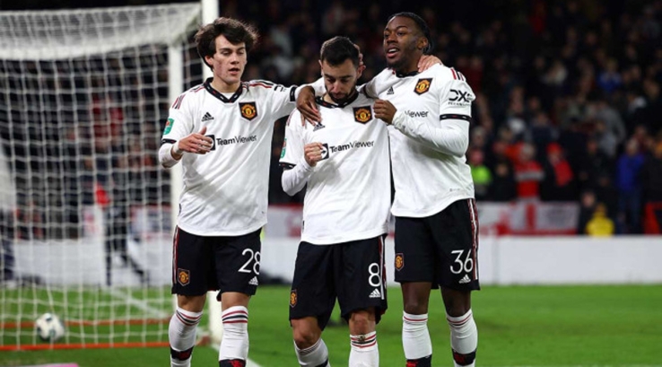Manchester United pone un pie en la final de Copa de la Liga