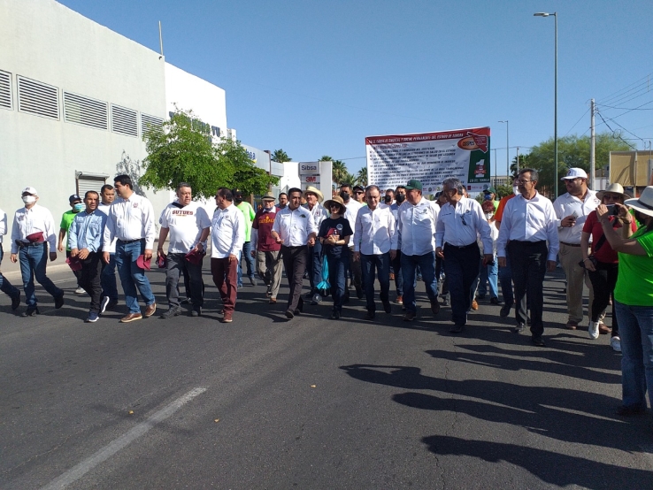     DURANTE DESFILE DEL DÍA INTERNACIONAL DEL TRABAJO  Plantean trabajadores demandas