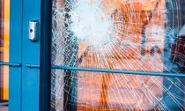 Provocan daños en cibercafé del Centro