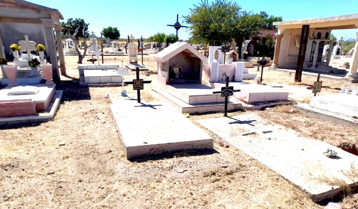 EN POBLADO MORELOS Y MAYTORENA  Listos panteones para Día de Muertos