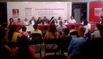 Entregan becas a estudiantes