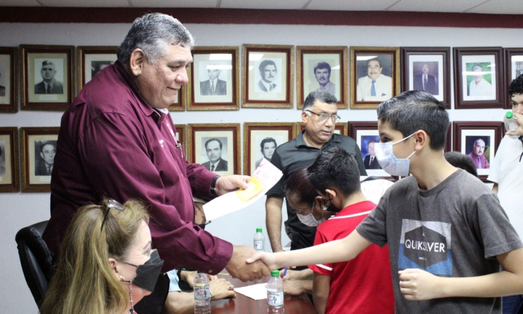 A NIÑOS Y JÓVENES  Entrega Ayuntamiento becas a estudiantes
