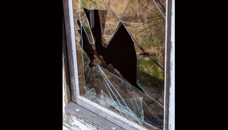 DAÑANDO PUERTA Y VENTANA Sorprenden vecinos a sujeto