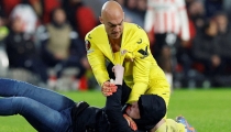 Portero del Sevilla tunde a golpes a un aficionado del PSV