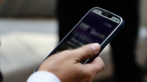 Se apodera de celular