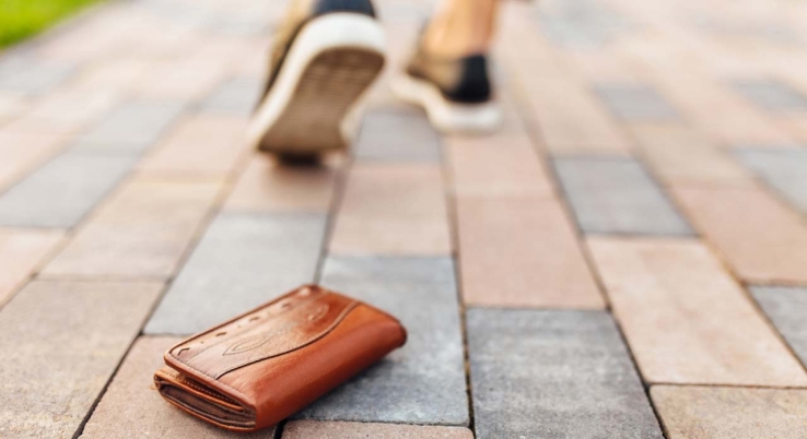 Le roban cartera en Ley y la encuentra en Home Depot