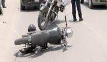 Se lesiona al caer de motocicleta