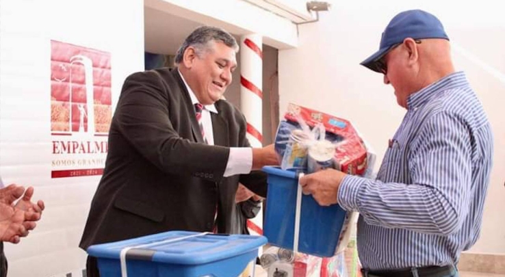 Entrega Alcalde despensas a Jubilados y Pensionados del Ayuntamiento