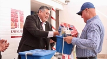 Entrega Alcalde despensas a Jubilados y Pensionados del Ayuntamiento