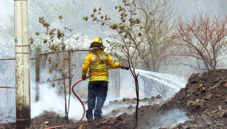 Sofocan incendio en predio