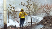 Sofocan incendio en predio