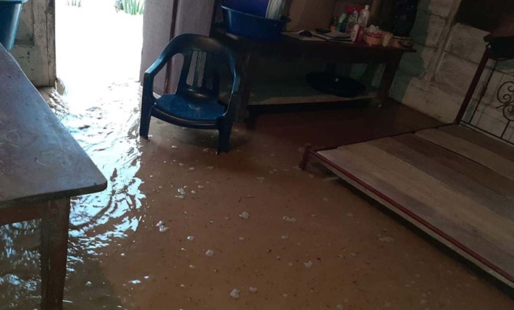 TRAS INUNDACIÓN Anciana espera ayuda