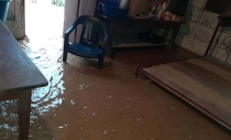 TRAS INUNDACIÓN Anciana espera ayuda