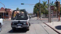 Sorprenden a sujeto tratando de sacar mercancía de negocio