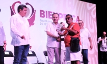 JUNTO AL TITULAR DE CONAPESCA, OCTAVIO ALMADA PALAFOX  Entrega Gobernador 12 mdp a pescadores