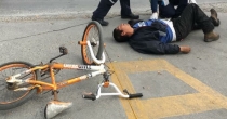 Se cae ciclista  Por conducir bicicleta y hablando por teléfono se lesionó