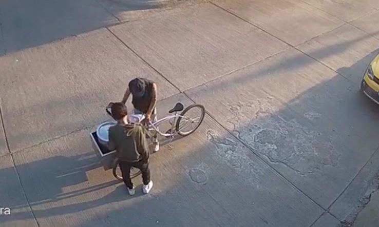 Discuten vecinos por bicicleta