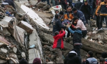 TERREMOTO EN TURQUÍA. Mueren más de 3,400 personas y cientos están atrapadas en escombros
