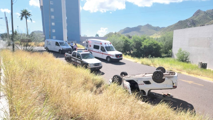 Resultan lesionados en volcamiento