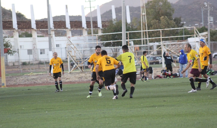 Magisterio golea a Chivas