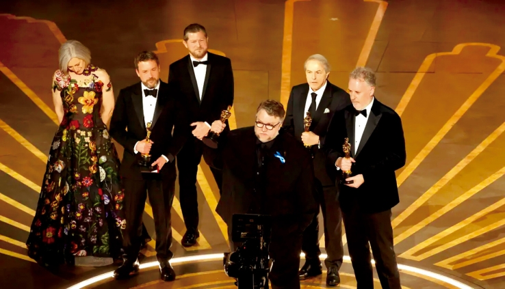 GUILLERMO DEL TORO Obtiene Oscar por “Pinocho”