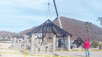 Retiran palapa quemada en Miramar