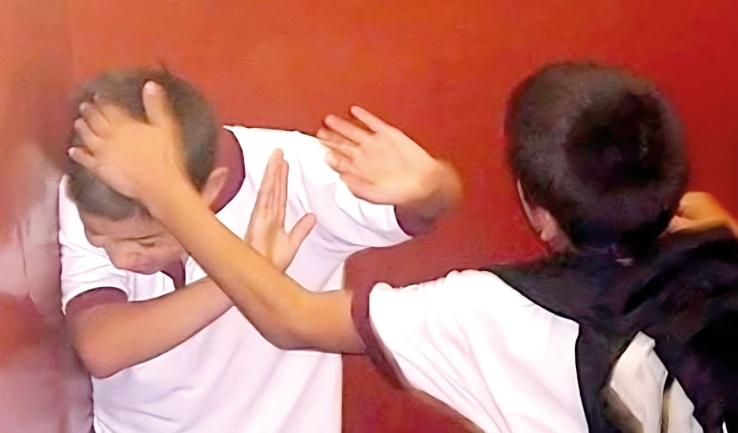 Niño sufre golpiza en salón de clases