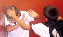 Niño sufre golpiza en salón de clases