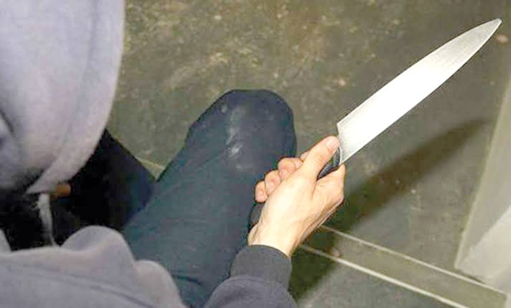 Con cuchillo amenazaba a las personas